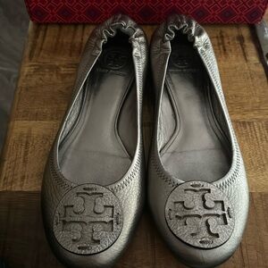 | Tory Burch Minnie Metallic Silver Grained Leather Travel Ballet Flats 8.5